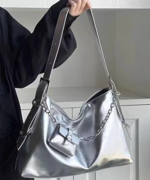 maison de LATIR（メゾンドラティール）の「ミニチェーンバッグ付きシルバーショルダーバッグ（ショルダーバッグ・レディース・ブラック/シルバー/ホワイト・ONESIZE）」の3枚目の写真