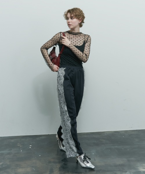 uyu.(ウユ)の「クルーネックドットシアートップス(Tシャツ/カットソー・レディース・ホワイト/ブラック・FREE)」の13枚目の写真