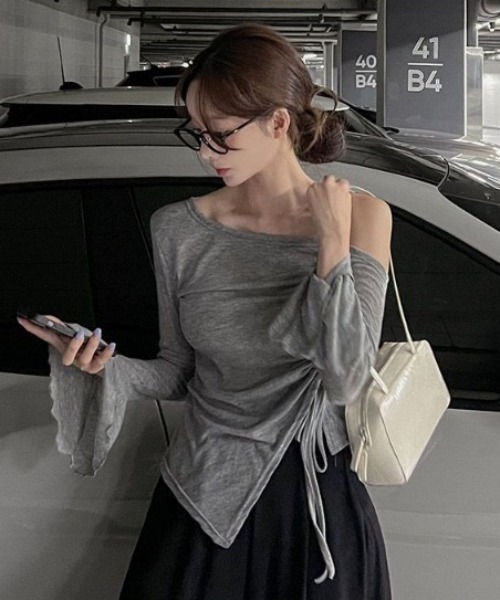 韓国 ファッション レディース トップス Tシャツ ワンショルダー アシンメトリ ワンショルダー Tシャツ ストラップ チェーン付き 肩出し