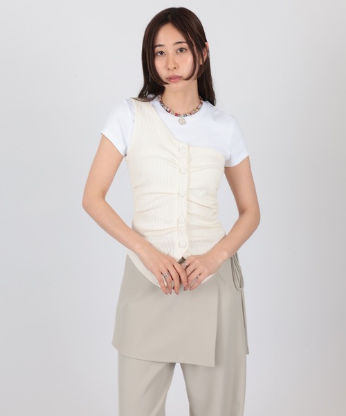 SUWDEE(スーディー)の「one shoulder rib button bustier(ベスト・レディース・ブラック/ホワイト/グレイッシュベージュ・FREE)」の2枚目の写真