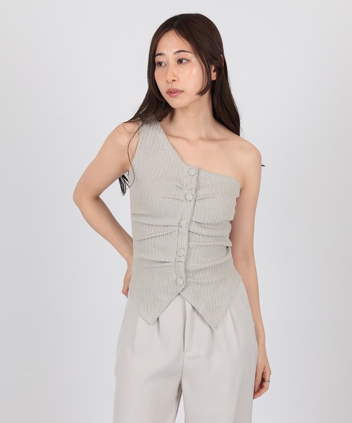 SUWDEE(スーディー)の「one shoulder rib button bustier(ベスト・レディース・ブラック/ホワイト/グレイッシュベージュ・FREE)」の1枚目の写真