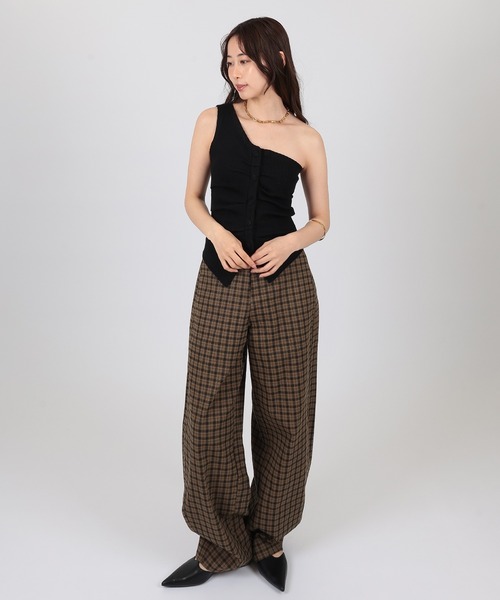 SUWDEE(スーディー)の「one shoulder rib button bustier(ベスト・レディース・ブラック/ホワイト/グレイッシュベージュ・FREE)」の10枚目の写真