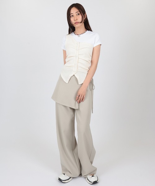 SUWDEE(スーディー)の「one shoulder rib button bustier(ベスト・レディース・ブラック/ホワイト/グレイッシュベージュ・FREE)」の4枚目の写真