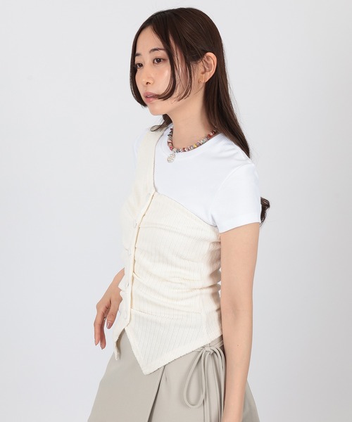 SUWDEE(スーディー)の「one shoulder rib button bustier(ベスト・レディース・ブラック/ホワイト/グレイッシュベージュ・FREE)」の6枚目の写真