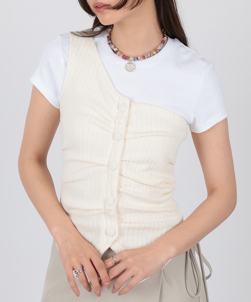 SUWDEE(スーディー)の「one shoulder rib button bustier(ベスト・レディース・ブラック/ホワイト/グレイッシュベージュ・FREE)」の7枚目の写真