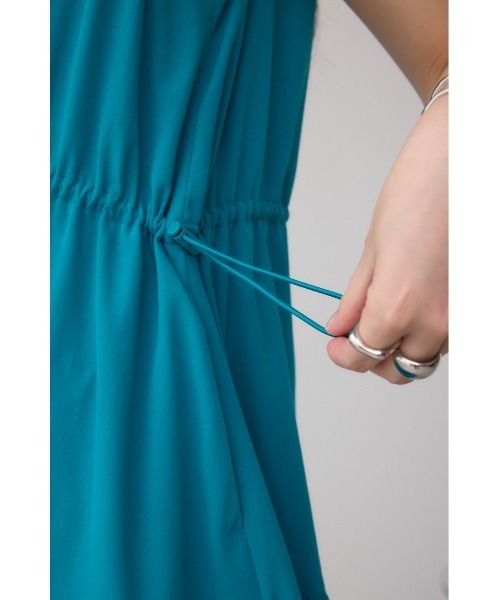 AZUL by moussy（アズールバイマウジー）の「C/T撥水ティアードドロストワンピース（ワンピース・レディース・ブルー/ブラック/ライトベージュ・SMALL/MEDIUM）」の6枚目の写真