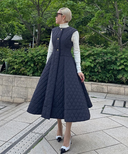 JENNE(ジェンヌ)の「2WAY機能綿キルティングジレワンピース(ワンピース・レディース・ブラック/ネイビー/ホワイト・SMALL/MEDIUM/LARGE)」の7枚目の写真