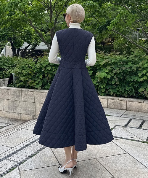JENNE(ジェンヌ)の「2WAY機能綿キルティングジレワンピース(ワンピース・レディース・ブラック/ネイビー/ホワイト・SMALL/MEDIUM/LARGE)」の9枚目の写真