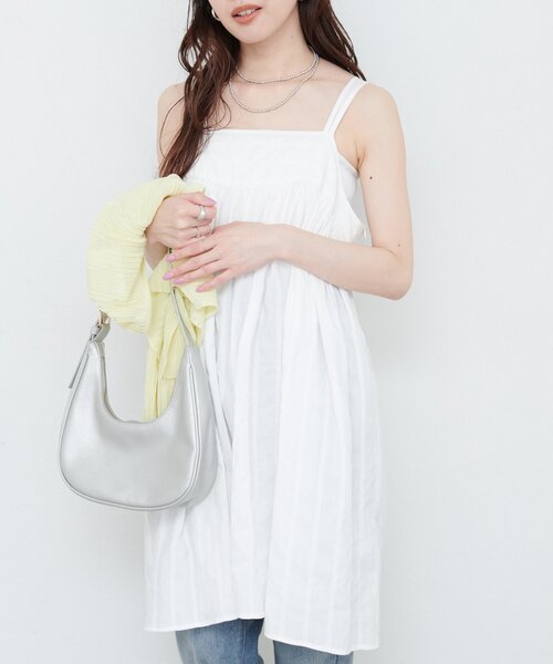 natural couture(ナチュラルクチュール)の「Wストラップキャミチュニック(シャツ/ブラウス・レディース・ブラック/オフホワイト/レンガ・FREE)」の1枚目の写真