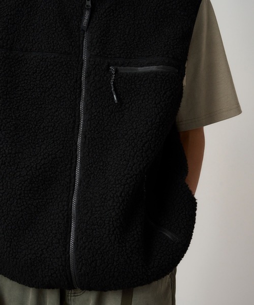 Gramicci(グラミチ)の「REVERSIBLE SHERPA VEST|リバーシブルシェルパベスト(ベスト・メンズ・ナチュラル/ネイビー/オリーブ/チャコール・XXL/S/M/L/XL/XS)」の9枚目の写真
