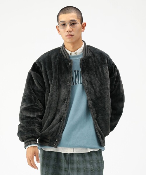 BEAMS(ビームス)の「ワイドフィット フェイクファー バーシティ ジャケット(ブルゾン・メンズ・ブラウン/チャコールグレー・L/M/S/XL)」の1枚目の写真