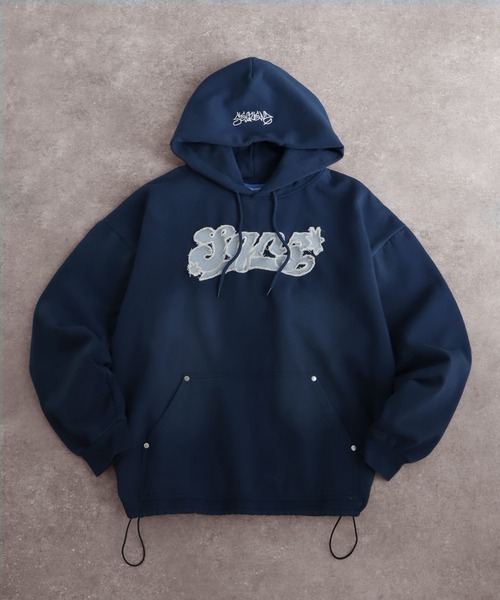SEQUENZ(シークエンズ)の「【SEQUENZ/シークエンズ】Fringe logo pullover hoodie/別注 ヴィンテージ フリンジロゴ プルオーバーパーカー(パーカー・メンズ・ブラック/ダークネイビー/ダークブラウン/ピンク・S/L/M)」の3枚目の写真