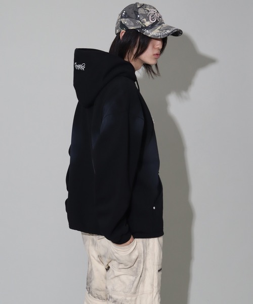 SEQUENZ(シークエンズ)の「【SEQUENZ/シークエンズ】Fringe logo pullover hoodie/別注 ヴィンテージ フリンジロゴ プルオーバーパーカー(パーカー・メンズ・ブラック/ダークネイビー/ダークブラウン/ピンク・S/L/M)」の21枚目の写真