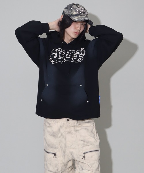 SEQUENZ(シークエンズ)の「【SEQUENZ/シークエンズ】Fringe logo pullover hoodie/別注 ヴィンテージ フリンジロゴ プルオーバーパーカー(パーカー・メンズ・ブラック/ダークネイビー/ダークブラウン/ピンク・S/L/M)」の18枚目の写真