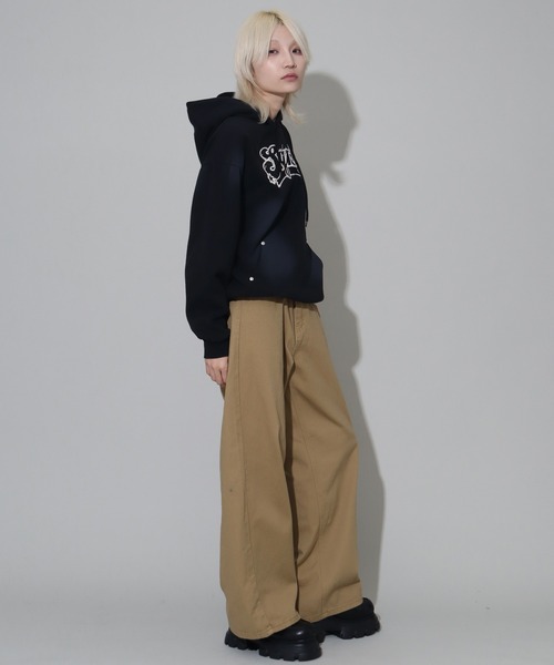 SEQUENZ(シークエンズ)の「【SEQUENZ/シークエンズ】Fringe logo pullover hoodie/別注 ヴィンテージ フリンジロゴ プルオーバーパーカー(パーカー・メンズ・ブラック/ダークネイビー/ダークブラウン/ピンク・S/L/M)」の14枚目の写真