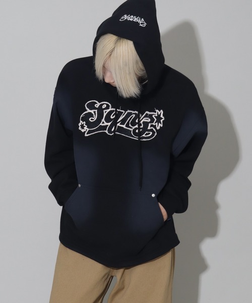 SEQUENZ(シークエンズ)の「【SEQUENZ/シークエンズ】Fringe logo pullover hoodie/別注 ヴィンテージ フリンジロゴ プルオーバーパーカー(パーカー・メンズ・ブラック/ダークネイビー/ダークブラウン/ピンク・S/L/M)」の8枚目の写真