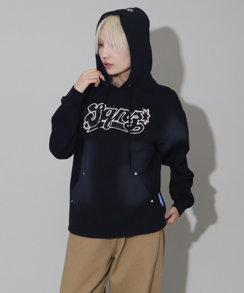 SEQUENZ(シークエンズ)の「【SEQUENZ/シークエンズ】Fringe logo pullover hoodie/別注 ヴィンテージ フリンジロゴ プルオーバーパーカー(パーカー・メンズ・ブラック/ダークネイビー/ダークブラウン/ピンク・S/L/M)」の9枚目の写真