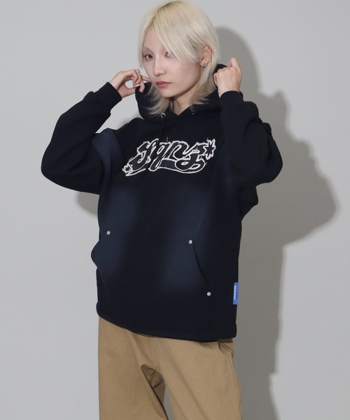 SEQUENZ(シークエンズ)の「【SEQUENZ/シークエンズ】Fringe logo pullover hoodie/別注 ヴィンテージ フリンジロゴ プルオーバーパーカー(パーカー・メンズ・ブラック/ダークネイビー/ダークブラウン/ピンク・S/L/M)」の11枚目の写真