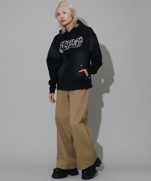 SEQUENZ(シークエンズ)の「【SEQUENZ/シークエンズ】Fringe logo pullover hoodie/別注 ヴィンテージ フリンジロゴ プルオーバーパーカー(パーカー・メンズ・ブラック/ダークネイビー/ダークブラウン/ピンク・S/L/M)」の15枚目の写真