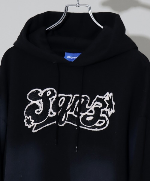 SEQUENZ(シークエンズ)の「【SEQUENZ/シークエンズ】Fringe logo pullover hoodie/別注 ヴィンテージ フリンジロゴ プルオーバーパーカー(パーカー・メンズ・ブラック/ダークネイビー/ダークブラウン/ピンク・S/L/M)」の6枚目の写真