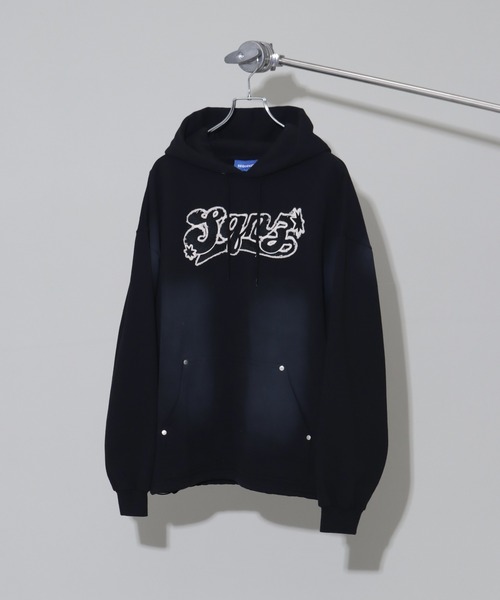 SEQUENZ(シークエンズ)の「【SEQUENZ/シークエンズ】Fringe logo pullover hoodie/別注 ヴィンテージ フリンジロゴ プルオーバーパーカー(パーカー・メンズ・ブラック/ダークネイビー/ダークブラウン/ピンク・S/L/M)」の5枚目の写真