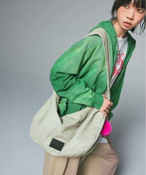 X-girl（エックスガール）の「METAL PLATE LABEL SHOULDER BAG（ショルダーバッグ・レディース・ブラック/オフホワイト・ONE SIZE）」の3枚目の写真