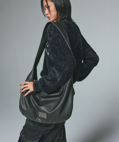 X-girl（エックスガール）の「METAL PLATE LABEL SHOULDER BAG（ショルダーバッグ・レディース・ブラック/オフホワイト・ONE SIZE）」の4枚目の写真