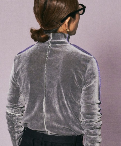 AULA AILA(アウラアイラ)の「AULA AILA(アウラ アイラ)別注ハイネックベロアTOPS(Tシャツ/カットソー・レディース・グレー/ブラック/ピンク・0)」の8枚目の写真