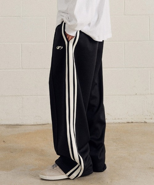 ALAND(エーランド)の「Filluminate/Taping トレーナーパンツ(その他パンツ・メンズ・ブラック・MEDIUM/SMALL)」の1枚目の写真