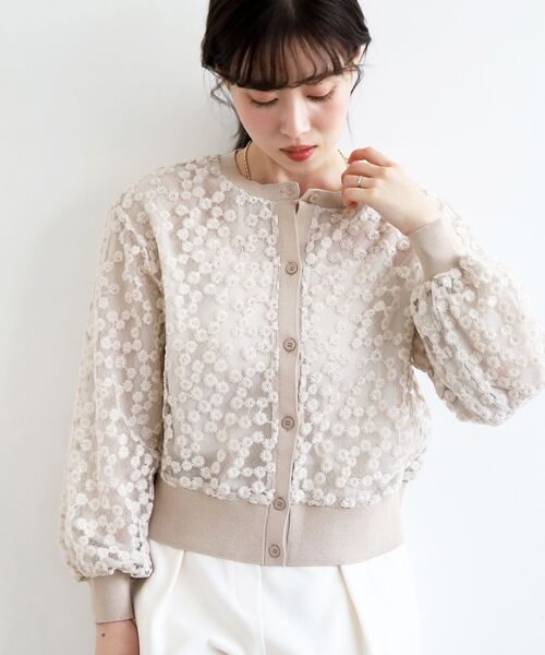 le.coeur blanc(ルクールブラン)の「フラワーレース刺繍ニットカーディガン(カーディガン/ボレロ・レディース・ベージュ/オフホワイト・38)」の2枚目の写真