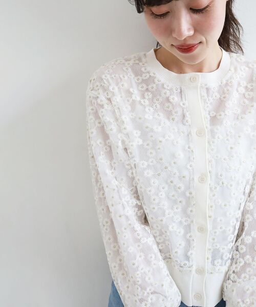 le.coeur blanc(ルクールブラン)の「フラワーレース刺繍ニットカーディガン(カーディガン/ボレロ・レディース・ベージュ/オフホワイト・38)」の5枚目の写真