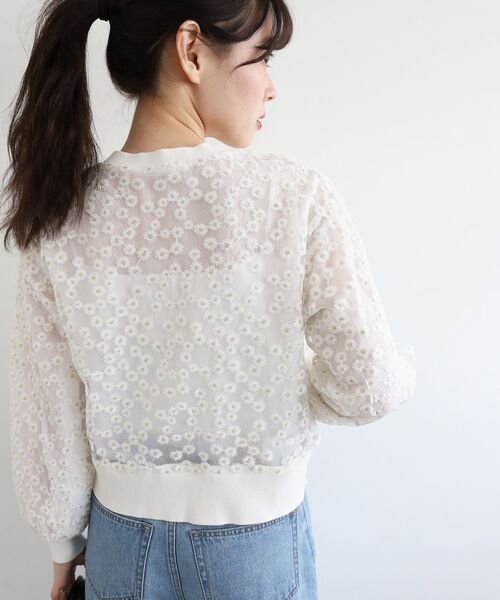 le.coeur blanc(ルクールブラン)の「フラワーレース刺繍ニットカーディガン(カーディガン/ボレロ・レディース・ベージュ/オフホワイト・38)」の4枚目の写真