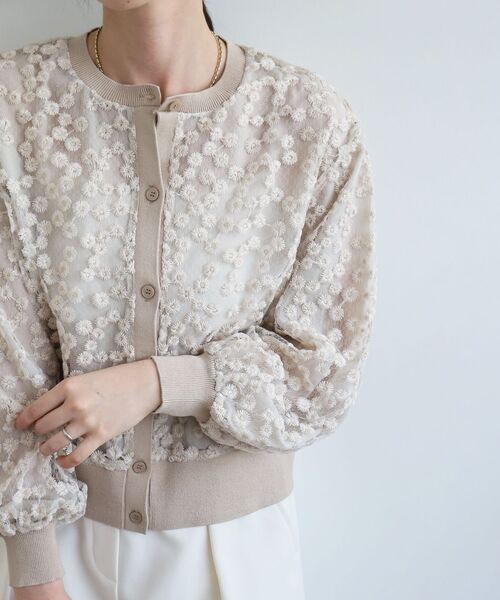 le.coeur blanc(ルクールブラン)の「フラワーレース刺繍ニットカーディガン(カーディガン/ボレロ・レディース・ベージュ/オフホワイト・38)」の17枚目の写真