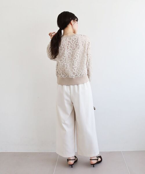 le.coeur blanc(ルクールブラン)の「フラワーレース刺繍ニットカーディガン(カーディガン/ボレロ・レディース・ベージュ/オフホワイト・38)」の3枚目の写真