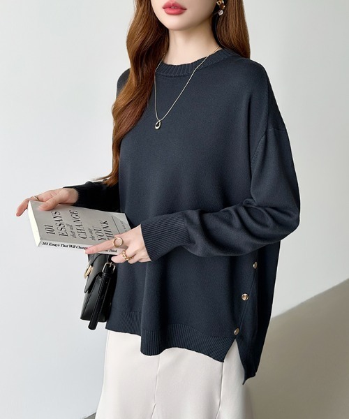 COCOMOMO(ココモモ)の「ロングスリットニット クルーネック ニット バックロング スリット ニット 秋服 冬服(ニット/セーター・レディース・ブラック/ブルーグレー/グレー/ホワイト/ブラウン/ベージュ・FREE)」の4枚目の写真