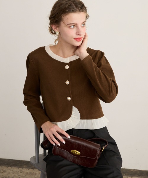 BONLECILL noir（ボンルシールノワール）の「【BONLECILL noir】フリルドッキングゴールドボタンコンパクトカーディガン（カーディガン/ボレロ・レディース・ブラウン/アイボリー/ブラック・FREE）」の3枚目の写真