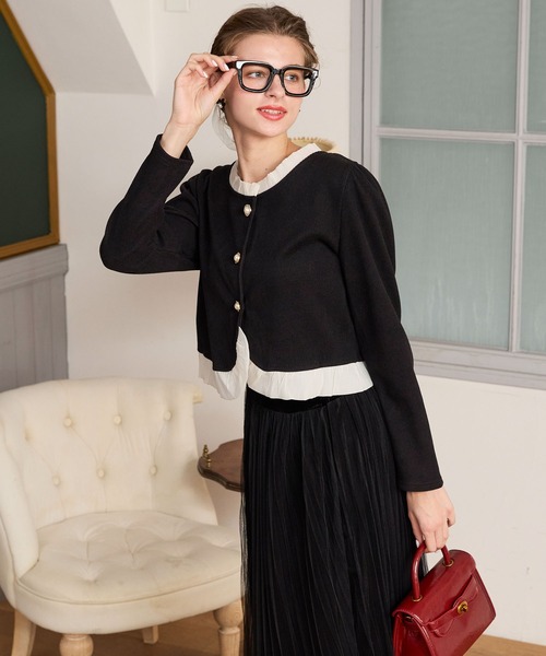 BONLECILL noir（ボンルシールノワール）の「【BONLECILL noir】フリルドッキングゴールドボタンコンパクトカーディガン（カーディガン/ボレロ・レディース・ブラウン/アイボリー/ブラック・FREE）」の4枚目の写真