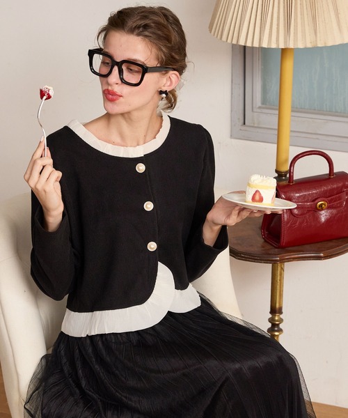 BONLECILL noir（ボンルシールノワール）の「【BONLECILL noir】フリルドッキングゴールドボタンコンパクトカーディガン（カーディガン/ボレロ・レディース・ブラウン/アイボリー/ブラック・FREE）」の11枚目の写真