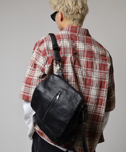 FUNALIVE（ファンアライブ）の「ABETTOR ヴィンテージ加工フェイクレザーセンターZIPデザインスモールDAY BAG（バックパック/リュック・メンズ・ブラック/ブラック系その他・FREE）」の22枚目の写真