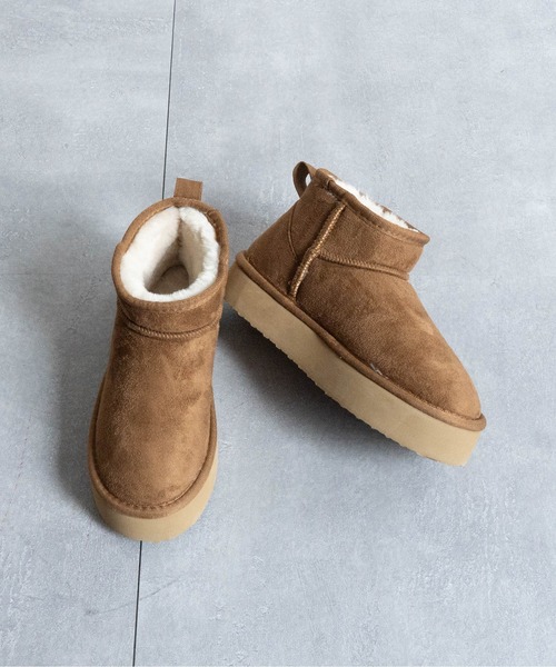 Fabby fabby（ファビィーファビィー）の「ボリュームボアショートブーツ（ブーツ・レディース・キャメル/ブラック・MEDIUM/LARGE）」の2枚目の写真