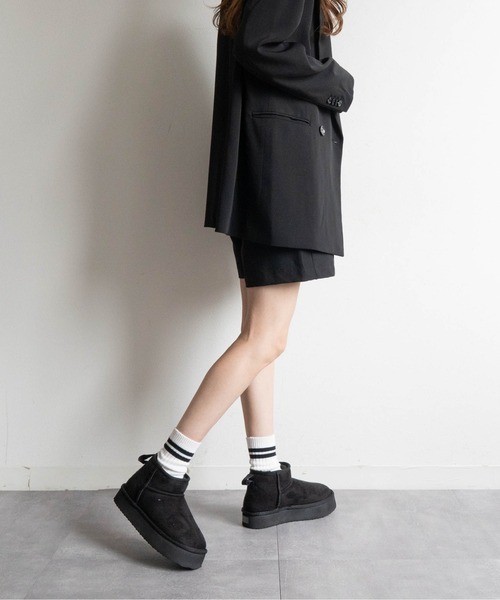 Fabby fabby（ファビィーファビィー）の「ボリュームボアショートブーツ（ブーツ・レディース・キャメル/ブラック・MEDIUM/LARGE）」の18枚目の写真