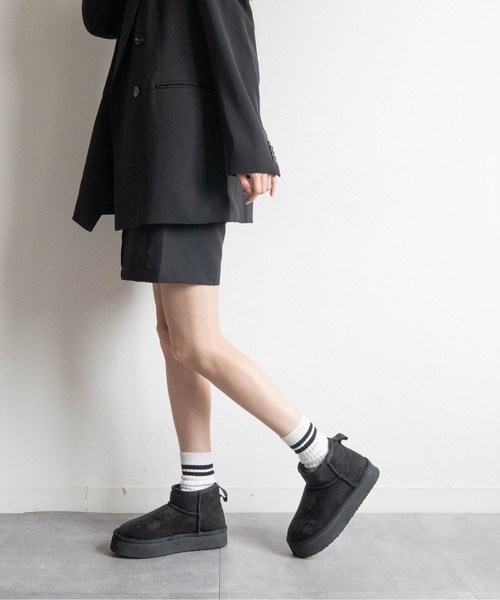 Fabby fabby（ファビィーファビィー）の「ボリュームボアショートブーツ（ブーツ・レディース・キャメル/ブラック・MEDIUM/LARGE）」の20枚目の写真