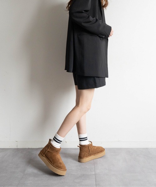 Fabby fabby（ファビィーファビィー）の「ボリュームボアショートブーツ（ブーツ・レディース・キャメル/ブラック・MEDIUM/LARGE）」の22枚目の写真