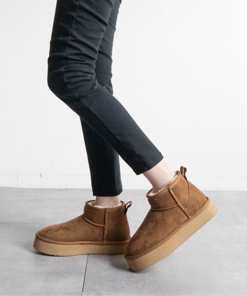 Fabby fabby（ファビィーファビィー）の「ボリュームボアショートブーツ（ブーツ・レディース・キャメル/ブラック・MEDIUM/LARGE）」の16枚目の写真