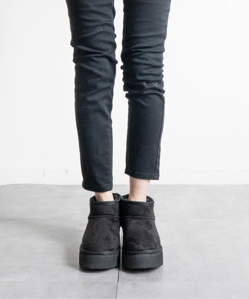 Fabby fabby（ファビィーファビィー）の「ボリュームボアショートブーツ（ブーツ・レディース・キャメル/ブラック・MEDIUM/LARGE）」の11枚目の写真