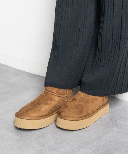 Fabby fabby（ファビィーファビィー）の「ボリュームボアショートブーツ（ブーツ・レディース・キャメル/ブラック・MEDIUM/LARGE）」の9枚目の写真