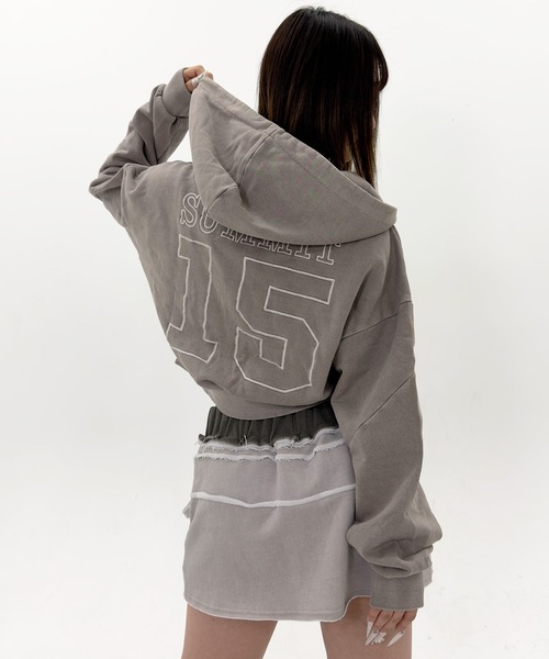 .KOM(ドットコム)の「A'GEM/9 × .kom 『.KOM/ドットケーオーエム』 カットオフデザインジップパーカー(パーカー・レディース・チャコールグレー/ピンク・FREE)」の22枚目の写真