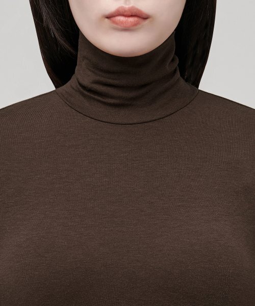 MUSINSA STANDARD WOMAN（ムシンサスタンダードウーマン）の「ウィメンズ テンセル スリム タートルネック Tシャツ [ブラウン]（Tシャツ/カットソー・レディース・その他・SMALL/MEDIUM/LARGE/X-LARGE/X-SMALL）」の3枚目の写真