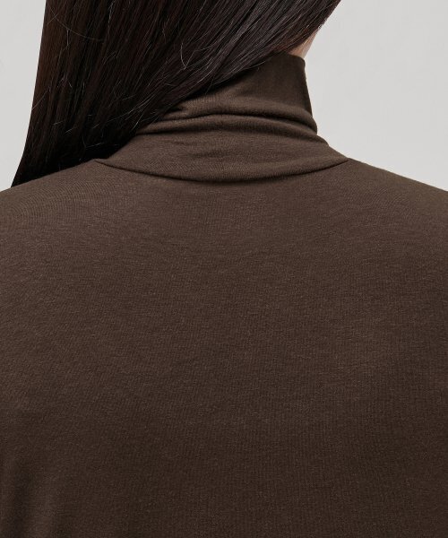 MUSINSA STANDARD WOMAN（ムシンサスタンダードウーマン）の「ウィメンズ テンセル スリム タートルネック Tシャツ [ブラウン]（Tシャツ/カットソー・レディース・その他・SMALL/MEDIUM/LARGE/X-LARGE/X-SMALL）」の4枚目の写真