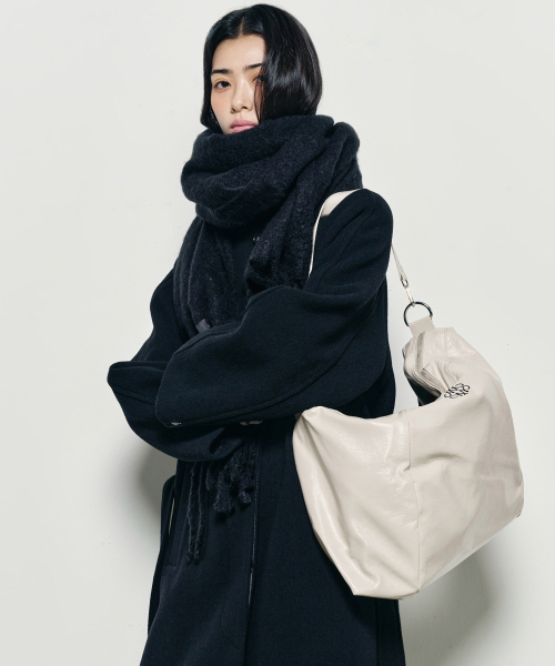 NICK&NICOLE(ニックアンドニコール)の「NICOLE MEGA SQUARE SHOULDER BAG_CREAM(ショルダーバッグ・レディース・その他・FREE)」の4枚目の写真